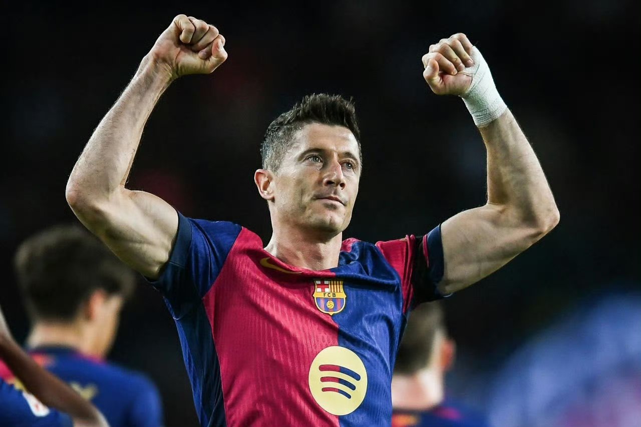 荷兰完胜里昂，莱万点燃赛场