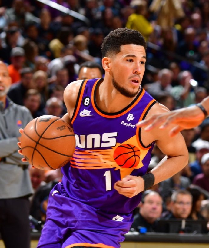 开云体育-国王鏖战勇士，布克高光表现